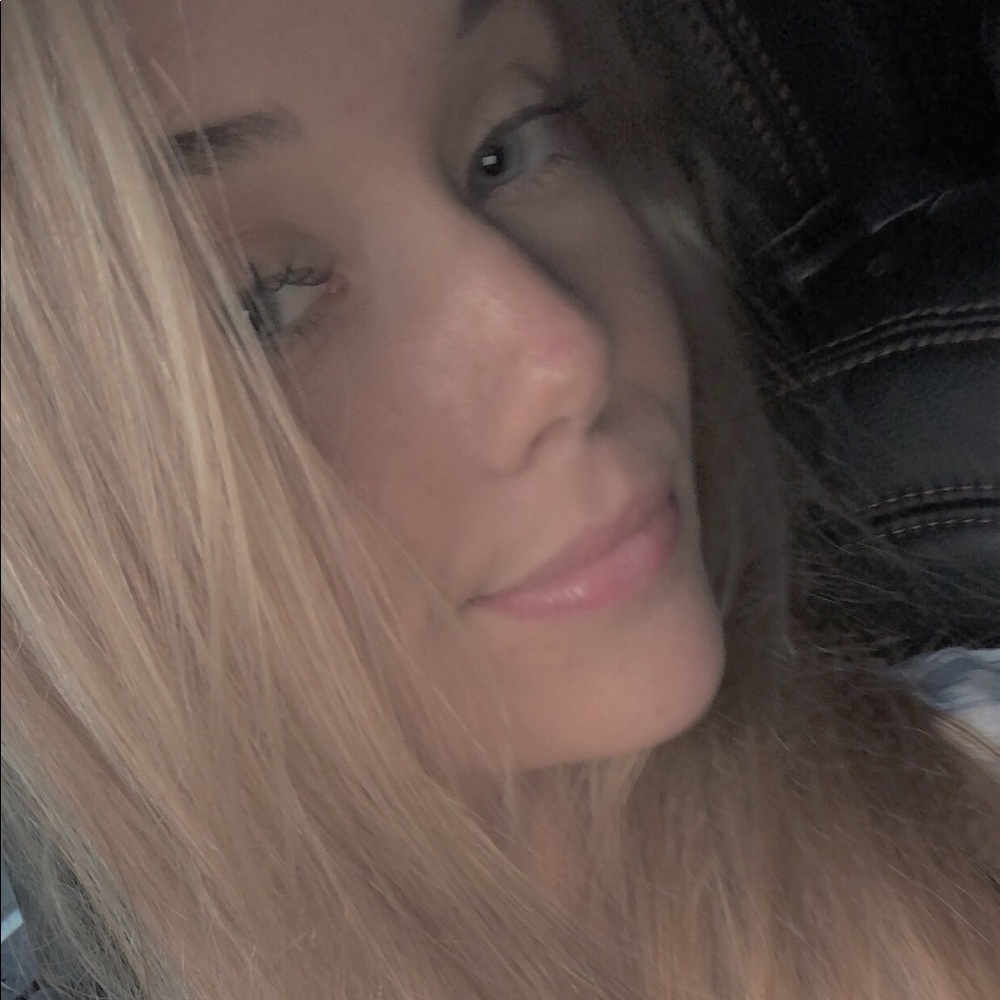 Meet your Posher, Alexis